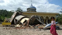 Menara masjid ambruk. Chaideer Mahyuddin/AFP/detikFoto.