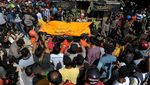 Tim SAR Evakuasi Korban Tewas dari Reruntuhan Bangunan