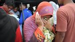 Tangis Keluarga Korban Tewas Gempa Aceh