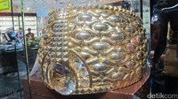 Salah satu toko yang mencuri perhatian di Gold Souq adalah Kanz Tower. Di sinilah terdapat cincin emas terbesar dan terberat di dunia yang bernama Najmat Taiba (Afif/detikTravel)