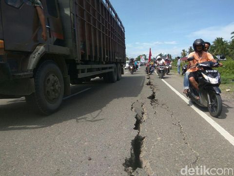  Jalan retak di Peurade, Panteraja, Pidie Jaya, Aceh akibat gempa, Rabu (7/12/2016)