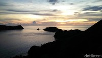 Untuk menikmati sunrise traveler harus naik ke atas Bukit Lukapan. Trek yang dilalui pun licin dan terjal (Bonauli/detikTravel)