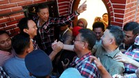Ahok menyalami pendukungnya sebelum mengakhiri penyampaian visi dan misi.