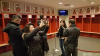 Ruang ganti pemain Bayern Munich adalah favorit wisatawan. Foto pemain menandai bangku dan loker itu milik siapa (Fitraya/detikTravel)