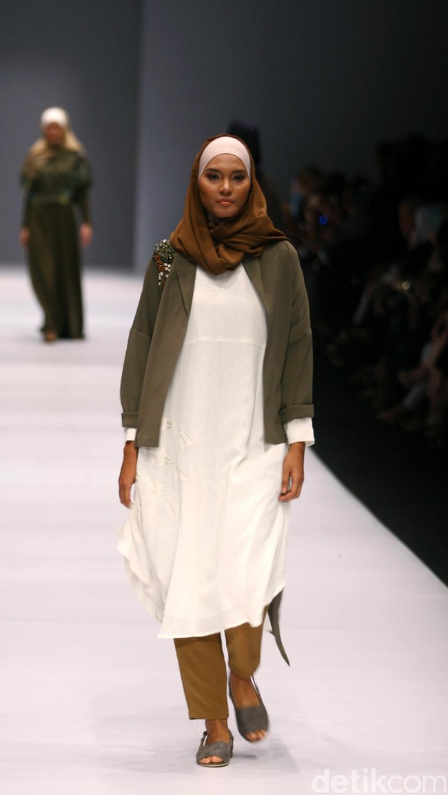 Koleksi brand Kami Idea kini mengusung tema Sadu di Jakarta Fashion Week 2017. Senayan City. Jakarta. [Foto: Mohammad Abduh/Wolipop]