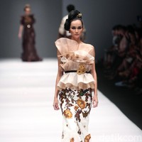 Koleksi Musa Widyatmodjo dengan mengusung tema Nasionalista di Jakarta Fashion Week 2017. Senayan City. Jakarta. [Foto: Mohammad Abduh/Wolipop]