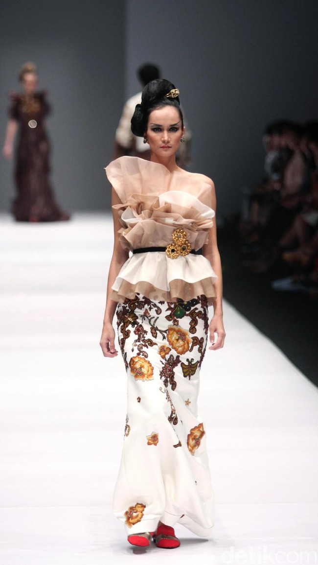 Koleksi Musa Widyatmodjo dengan mengusung tema Nasionalista di Jakarta Fashion Week 2017. Senayan City. Jakarta. [Foto: Mohammad Abduh/Wolipop]