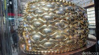 Tahukah kamu, pembuatan cincin emas terbesar di dunia ini menghabiskan waktu selama 45 hari dengan 55 pekerja, yang seharinya bekerja selama 10 jam (Afif/detikTravel)