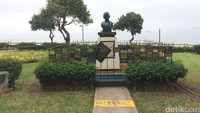 Foto: Mercusuar serta patung-patung yang ada pun menjadi objek menarik bagi para traveler yang lari pagi (Angga/detikTravel)
