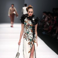 Koleksi Musa Widyatmodjo dengan mengusung tema Nasionalista di Jakarta Fashion Week 2017. Senayan City. Jakarta. [Foto: Mohammad Abduh/Wolipop]
