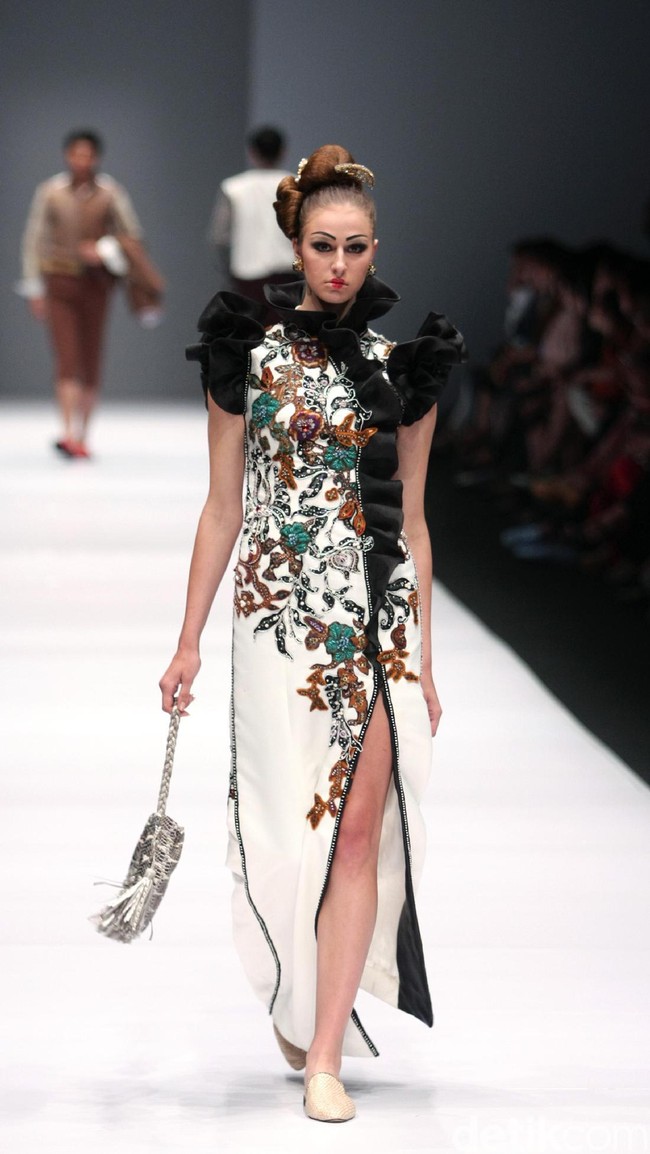 Koleksi Musa Widyatmodjo dengan mengusung tema Nasionalista di Jakarta Fashion Week 2017. Senayan City. Jakarta. [Foto: Mohammad Abduh/Wolipop]