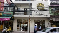 Resto tersebut dibangun tiga lantai.