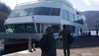 Buat traveler yang ingin menikmati pesona Danau Ashi, bisa berlayar naik kapal. Kapal ini bisa dinaikin dari Pelabuhan Kojiri (Kurnia/detikTravel)