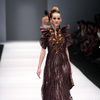 Koleksi Musa Widyatmodjo dengan mengusung tema Nasionalista di Jakarta Fashion Week 2017. Senayan City. Jakarta. [Foto: Mohammad Abduh/Wolipop]