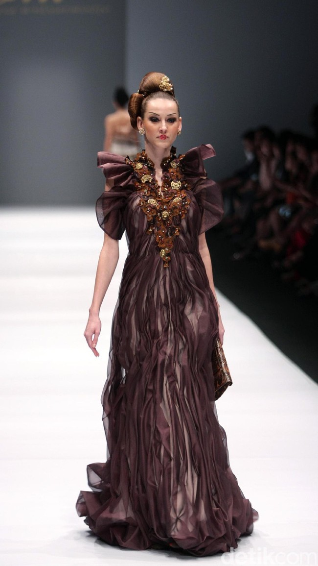 Koleksi Musa Widyatmodjo dengan mengusung tema Nasionalista di Jakarta Fashion Week 2017. Senayan City. Jakarta. [Foto: Mohammad Abduh/Wolipop]