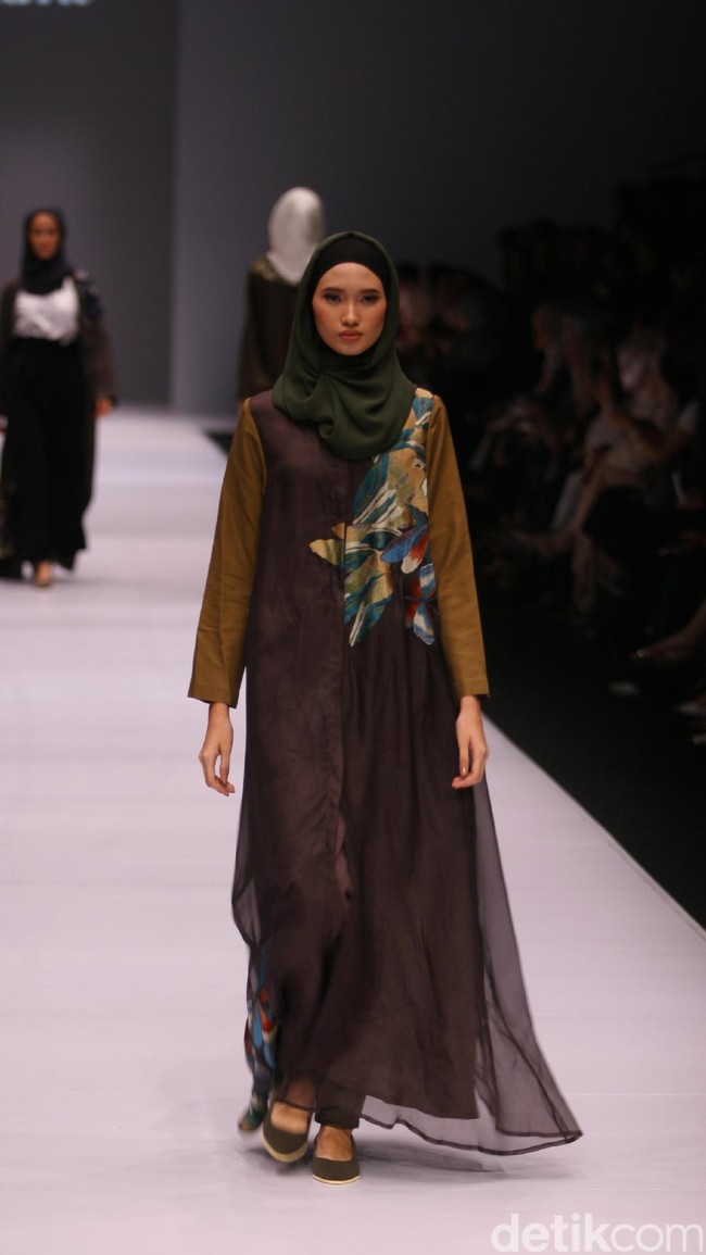 Koleksi brand Kami Idea kini mengusung tema Sadu di Jakarta Fashion Week 2017. Senayan City. Jakarta. [Foto: Mohammad Abduh/Wolipop]