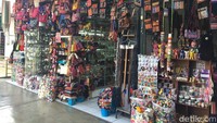  Nah sedangkan jika kamu tak masalah dengan bawaan yang banyak, bisa memilih barang yang lebih besar. Beberapa di antaranya seperti boneka, atau tas ransel seperti yang terlihat di foto (Angga/detikTravel)
