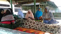 Seorang warga meninggal dunia akibat gempa tersebut. Zian Muttaqien/AFP/detikFoto.