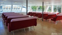 Kapal ini tampak bersih dan luas. Ada ruangan untuk duduk dengan bangku-bangku panjang berjejer rapi (Kurnia/detikTravel)