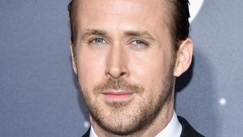 Ryan Gosling, yang terkenal karena perannya dalam The Notebook , adalah lambang kekasih Hollywood. Ia terkenal dengan bentuk wajahnya yang segitiga, mata biru yang dalam, dan sikapnya yang santai. Namun, menurut Rasio Emas, hidung dan dagunya adalah sifat terbaiknya . Foto: Mike Windle/Getty Images
