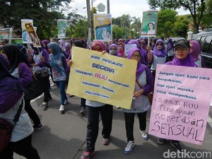 Puluhan Aktivis Perempuan Tuntut RUU Penghapusan Kekerasan Seksual