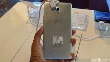 Ruang penyimpanan internalnya 8 GB. Sementara kamera depannya 5 MP yang diklaim cukup mumpuni untuk selfie. Sedangkan kamera belakangnya berukuran 8 MP. Foto: Adi Fida Rachman/detikINET