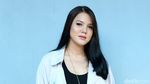 Bergaya Kasual saat Hamil Besar, Alice Norin Tetap Kece
