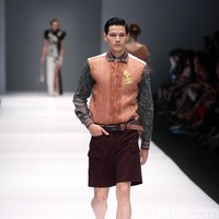 Koleksi Musa Widyatmodjo dengan mengusung tema Nasionalista di Jakarta Fashion Week 2017. Senayan City. Jakarta. [Foto: Mohammad Abduh/Wolipop]