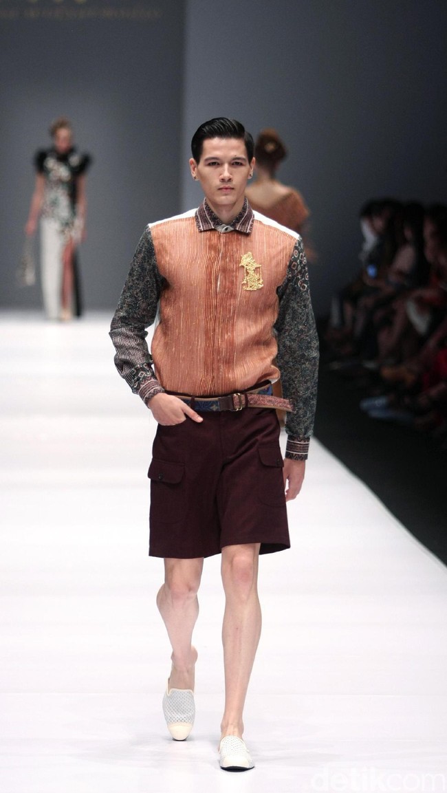 Koleksi Musa Widyatmodjo dengan mengusung tema Nasionalista di Jakarta Fashion Week 2017. Senayan City. Jakarta. [Foto: Mohammad Abduh/Wolipop]