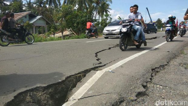 Jalan retak di Peurade, Panteraja, Pidie Jaya, Aceh akibat gempa, Rabu (7/12/2016)