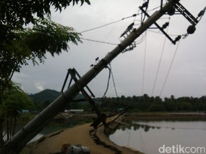 52 Tiang Roboh Pasca Gempa Aceh, Listrik di Pidie Jaya Masih Banyak Padam