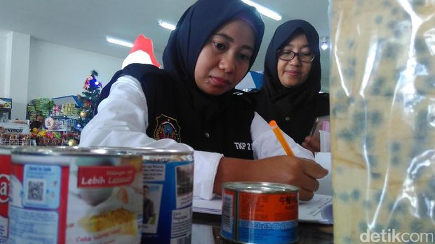 Razia Mamin di Blitar Jelang Natal, Banyak Ditemukan Kemasan Rusak