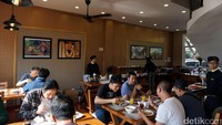 Meski tempatnya tak terlalu besar, tempat makan ini cukup enak dan nyaman dengan kondisi bangunan yang baru dan bersih. Disetiap sudut dinding pun terpampang foto-foto keberagaman budaya Indonesia.