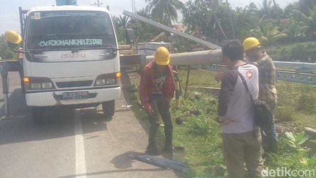 Petugas PLN membenahi jaringan listrik pasca gempa di Pidie Jaya 