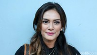 Masayu tampil dengan pulasan lipstik pink. Pool/Palevi S/detikFoto.
