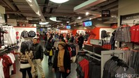 Toko Bayern Munich Megastore menjual aneka jenis suvenir. Mulai dari jersey, syal, bola, sampai pajangan gelas dan hiasan dinding (Fitraya/detikTravel)