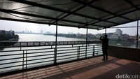 Dengan pemandangan danau, anda bisa menikmati makanan cita rasa Indonesia dengan pemandangan yang indah dan bisa menikmati sebagian sisi kota Hanoi.