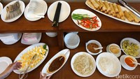 Makanan Indonesia yang disajikan di Batavia Restauran & Cafe.