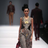 Koleksi Musa Widyatmodjo dengan mengusung tema Nasionalista di Jakarta Fashion Week 2017. Senayan City. Jakarta. [Foto: Mohammad Abduh/Wolipop]