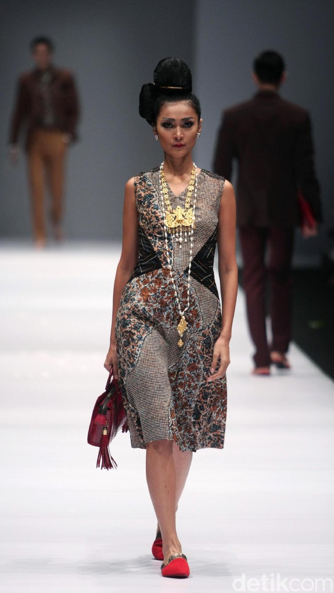 Koleksi Musa Widyatmodjo dengan mengusung tema Nasionalista di Jakarta Fashion Week 2017. Senayan City. Jakarta. [Foto: Mohammad Abduh/Wolipop]