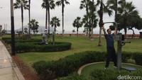 Foto: Pemerintah setempat juga sudah memanjakan warganya dengan menyediakan jalur khusus sepeda, trotoar yang lebar, alat olahraga, hingga tempat duduk-duduk santai (Angga/detikTravel)