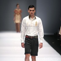 Koleksi Musa Widyatmodjo dengan mengusung tema Nasionalista di Jakarta Fashion Week 2017. Senayan City. Jakarta. [Foto: Mohammad Abduh/Wolipop]