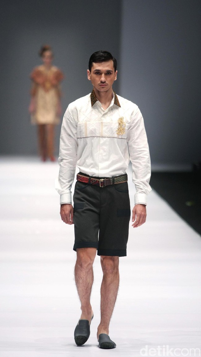 Koleksi Musa Widyatmodjo dengan mengusung tema Nasionalista di Jakarta Fashion Week 2017. Senayan City. Jakarta. [Foto: Mohammad Abduh/Wolipop]