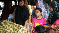 Keluarga korban tak kuasa menahan tangis. Chaideer mahyuddin/AFP.