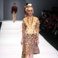 Koleksi Musa Widyatmodjo dengan mengusung tema Nasionalista di Jakarta Fashion Week 2017. Senayan City. Jakarta. [Foto: Mohammad Abduh/Wolipop]