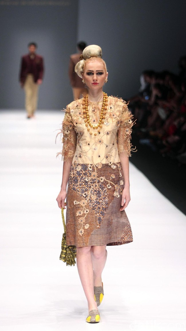 Koleksi Musa Widyatmodjo dengan mengusung tema Nasionalista di Jakarta Fashion Week 2017. Senayan City. Jakarta. [Foto: Mohammad Abduh/Wolipop]