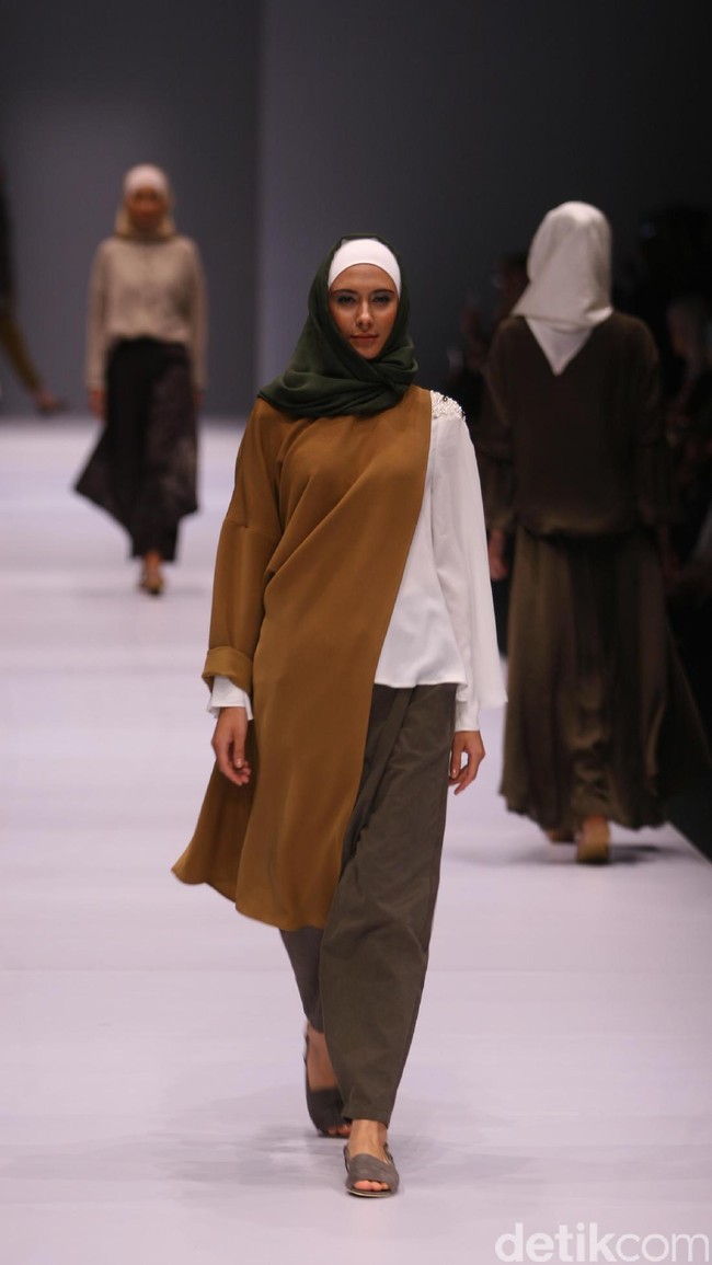 Koleksi brand Kami Idea kini mengusung tema Sadu di Jakarta Fashion Week 2017. Senayan City. Jakarta. [Foto: Mohammad Abduh/Wolipop]