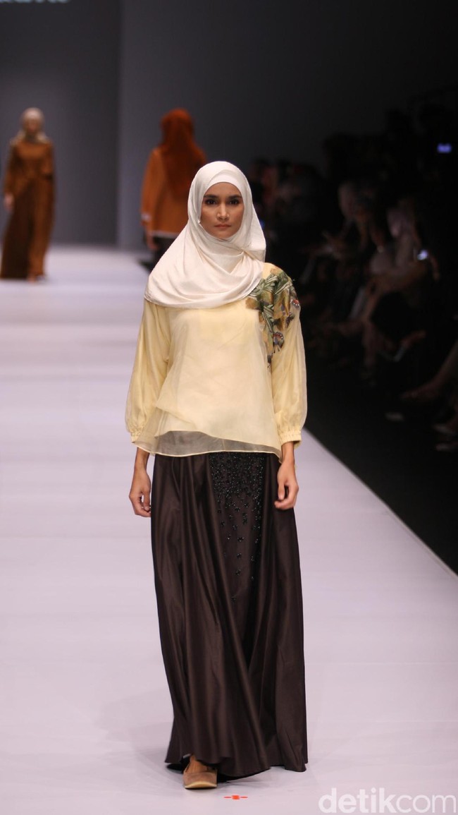 Koleksi brand Kami Idea kini mengusung tema Sadu di Jakarta Fashion Week 2017. Senayan City. Jakarta. [Foto: Mohammad Abduh/Wolipop]