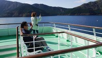 Kalau mau memandangi danau dengan lebih leluasa, dapat naik ke dek paling atas. Namun anginnya memang lebih kencang jadi tetaplah kenakan jaket (Kurnia/detikTravel)