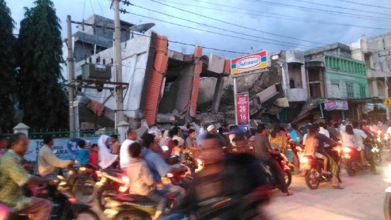 Gempa 6,4 SR di Aceh, Begini Potret Kepanikan Warga dan Bangunan yang Rusak Gempa 6,4 SR di Aceh, Begini Potret Kepanikan Warga dan Bangunan yang Rusak